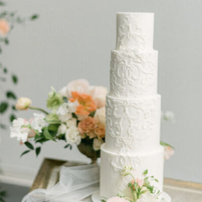 White cake with Spring flowers - Finding Spring - Toast Events - Lace and Luce - Revelle Bridal - Wedding dress boutique in Ottawa