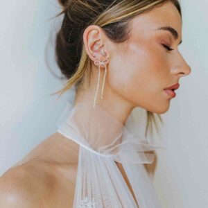 Untamed Petals sweetest bow earring perfect for your special day. A mix of delicate pearls & crystals. Shipping available across Canada with Revelle Bridal.