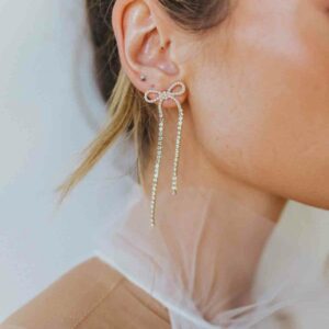 Untamed Petals sweetest bow earring perfect for your special day. A mix of delicate pearls & crystals. Shipping available across Canada with Revelle Bridal.