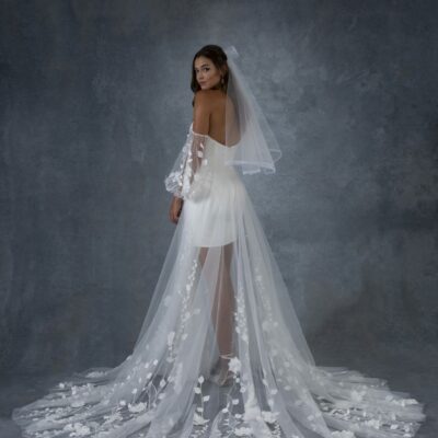 Avedon by Tara Lauren Overskirt with Sleeves made of Tulle and Floral Lace