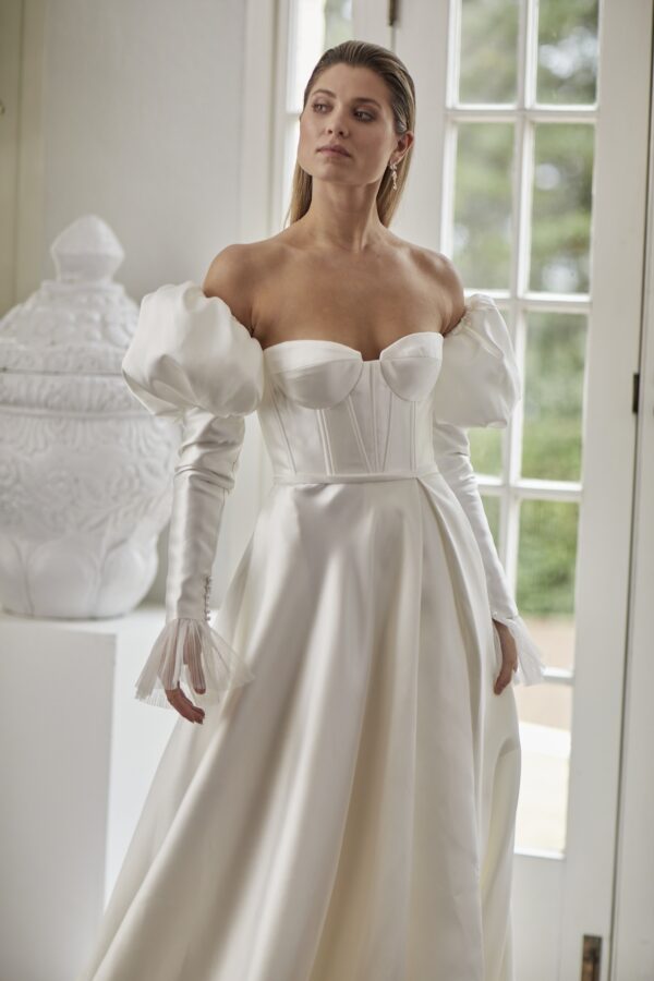 Vela by Hera Couture Sample Wedding Dress